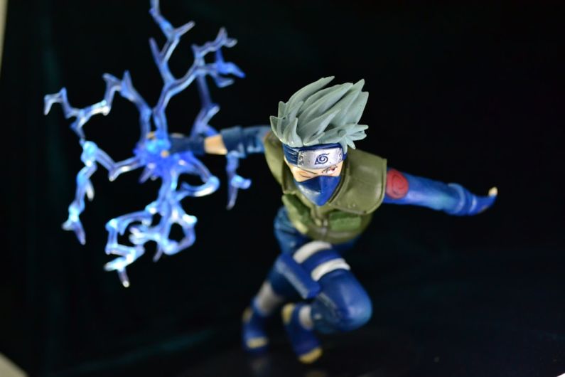 Naruto - blue and yellow robot action figure