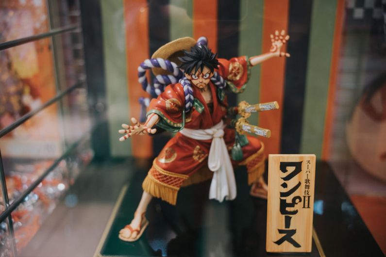 One Piece - brown and white dragon figurine